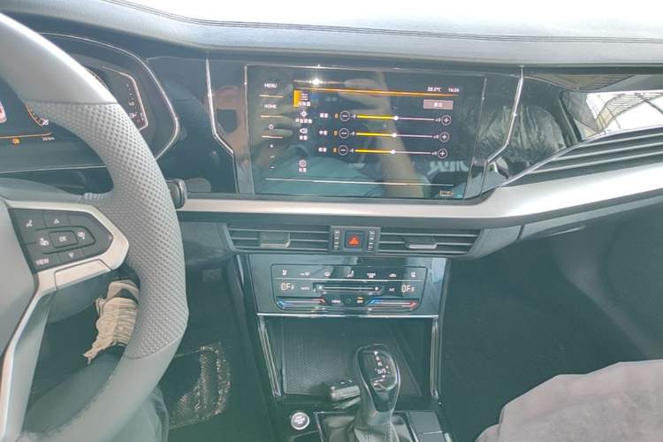 Used Volkswagen Passat 2026 Model, Outstanding 380TSI Xingkong Longteng Edition Audio And AC Panel