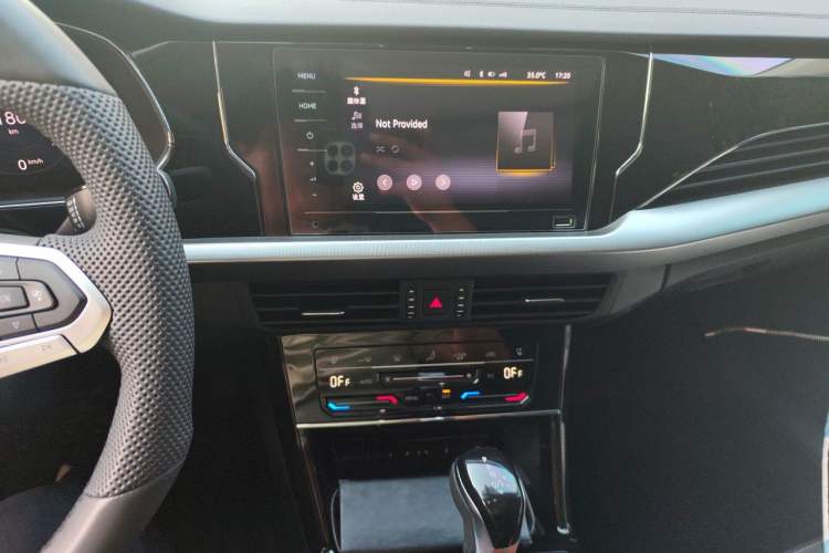 Used Volkswagen Passat 2026 Model, Outstanding 380TSI Longteng Edition Audio And AC Panel