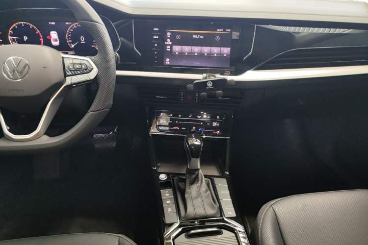 Used Volkswagen Passat 2026 Model, Outstanding 380TSI Xingkong Longteng Edition Audio And AC Panel