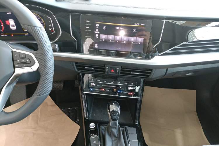 Used Volkswagen Passat 2026 Model, Outstanding 380TSI Xingkong Longteng Edition Audio And AC Panel