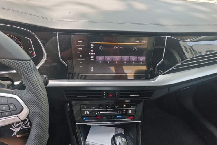 Used Volkswagen Passat 2026 Model, Outstanding 380TSI Xingkong Longteng Edition Audio And AC Panel