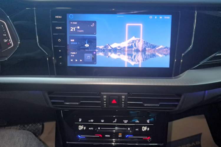 Used Volkswagen Passat 2026 Model, Outstanding 380TSI Longyao Edition Audio And AC Panel