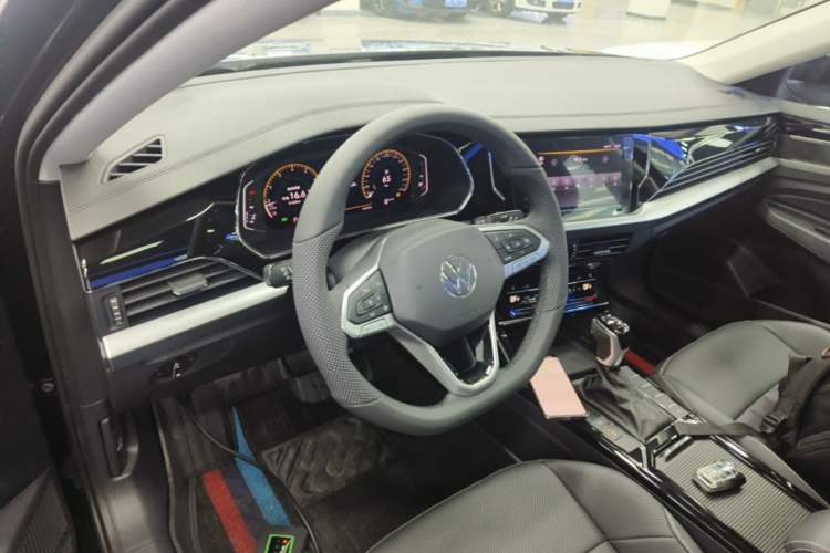 Used Volkswagen Passat 2026 Model, Outstanding 330TSI Xingkong Elite Edition Center Console