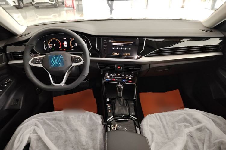 Used Volkswagen Passat 2026 Model, Outstanding 380TSI Longteng Edition Center Console