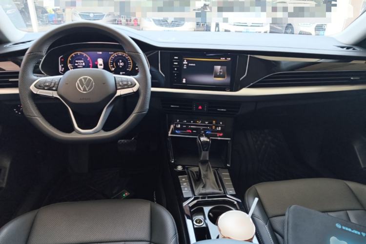 Used Volkswagen Passat 2026 Model, Outstanding 380TSI Xingkong Longteng Edition Center Console