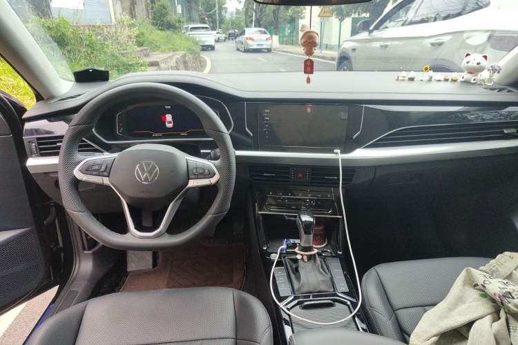 Used Volkswagen Passat 2026 Model, Outstanding 330TSI Xingkong Elite Edition Center Console