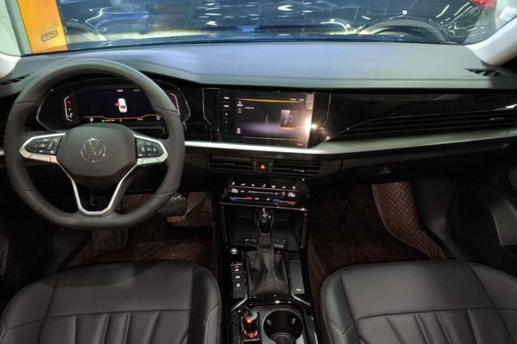 Used Volkswagen Passat 2026 Model, Outstanding 380TSI Xingkong Longteng Edition Center Console