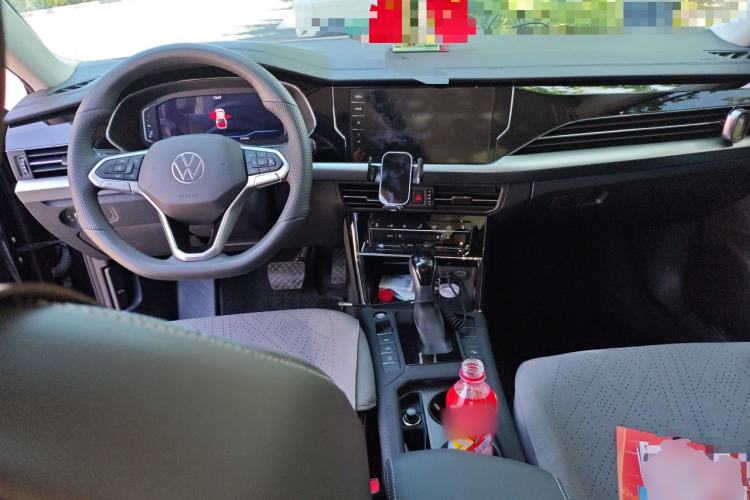 Used Volkswagen Passat 2026 Model, Outstanding 380TSI Xingkong Longyao Edition Center Console