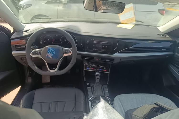 Used Volkswagen Passat 2026 Model, Outstanding 380TSI Xingkong Longteng Edition Center Console