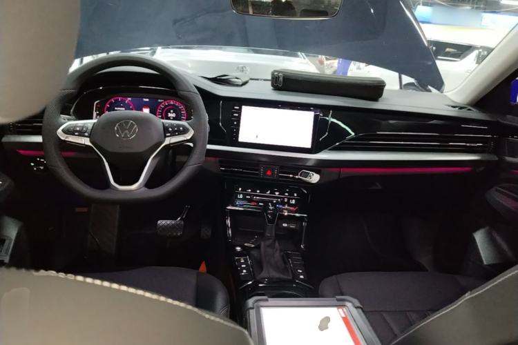 Used Volkswagen Passat 2026 Model, Outstanding 380TSI Xingkong Longyao Edition Center Console