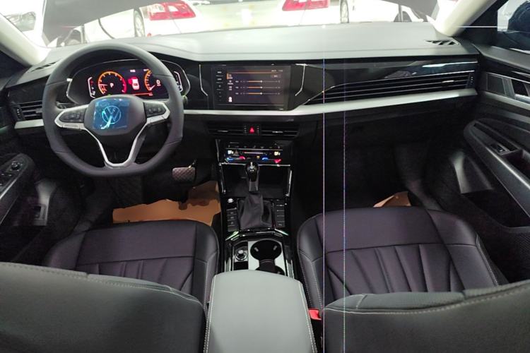Used Volkswagen Passat 2026 Model, Outstanding 380TSI Longteng Edition Center Console