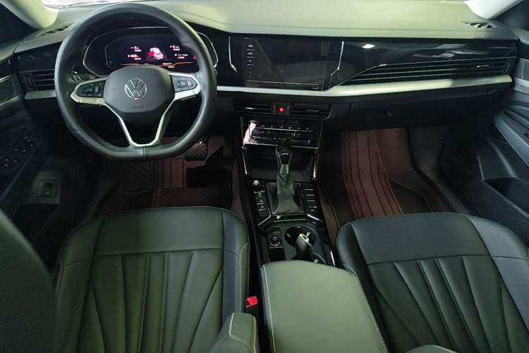 Used Volkswagen Passat 2026 Model, Outstanding 330TSI Elite Edition Center Console