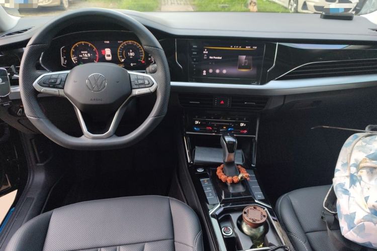 Used Volkswagen Passat 2026 Model, Outstanding 380TSI Longteng Edition Center Console