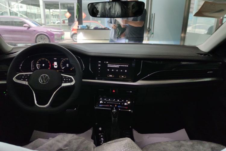 Used Volkswagen Passat 2026 Model, Outstanding 380TSI Xingkong Longteng Edition Center Console