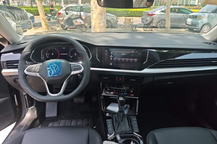 Used Volkswagen Passat 2026 Model, Outstanding 380TSI Xingkong Longteng Edition Center Console