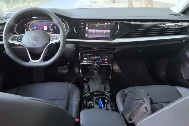 Used Volkswagen Passat 2026 Model, Outstanding 380TSI Longteng Edition Center Console