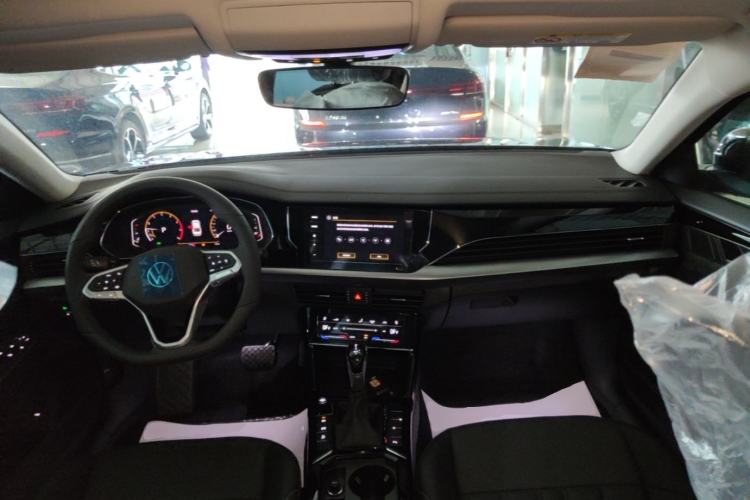Used Volkswagen Passat 2026 Model, Outstanding 380TSI Xingkong Longteng Edition Center Console