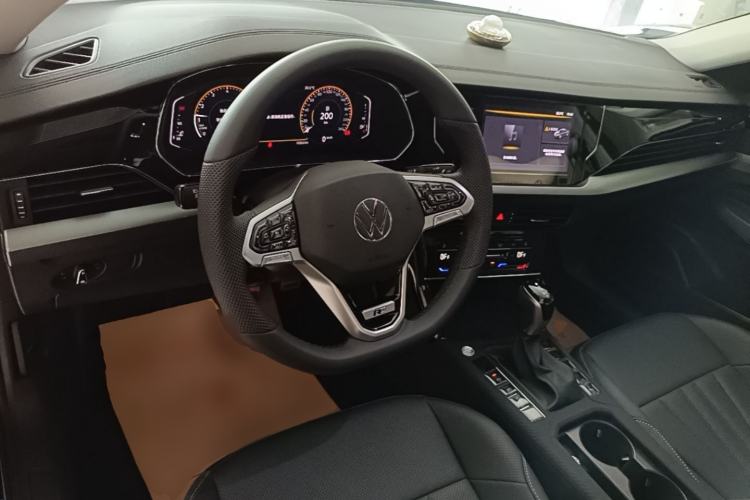 Used Volkswagen Passat 2026 Model, Outstanding 380TSI Xingkong Longteng Edition Center Console