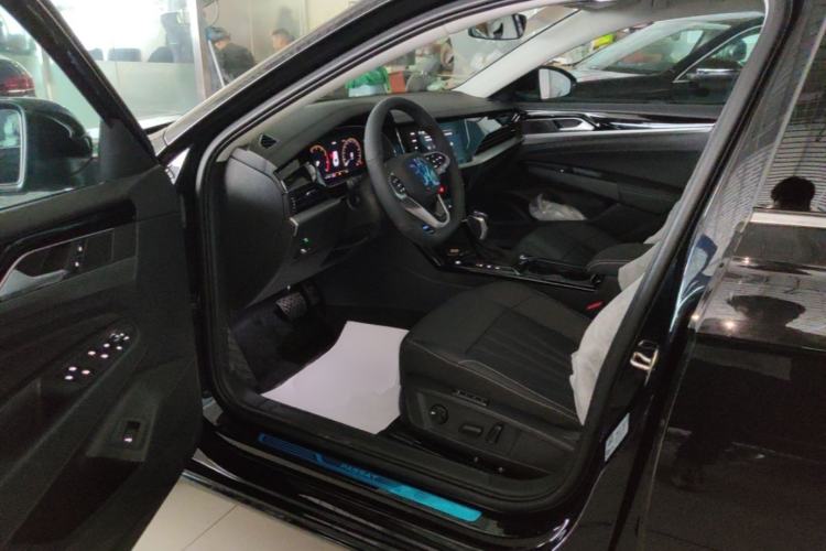 Used Volkswagen Passat 2026 Model, Outstanding 380TSI Xingkong Longteng Edition Driver Seat