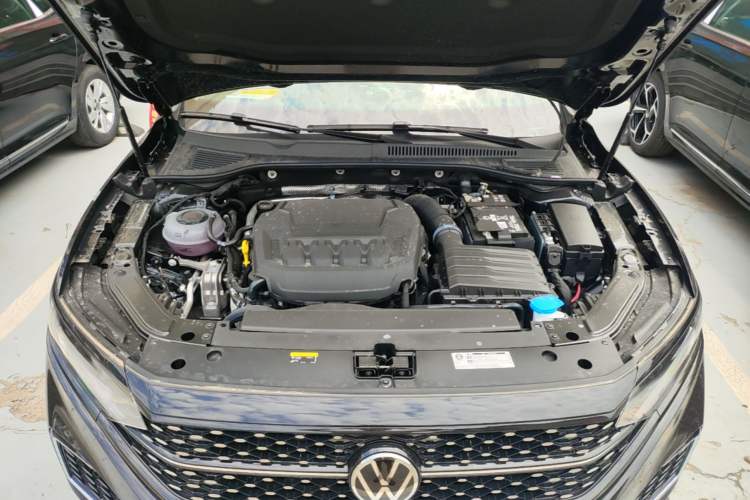 Used Volkswagen Passat 2026 Model, Outstanding 380TSI Xingkong Longteng Edition Engine Bay