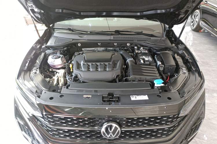 Used Volkswagen Passat 2026 Model, Outstanding 380TSI Xingkong Longteng Edition Engine Bay