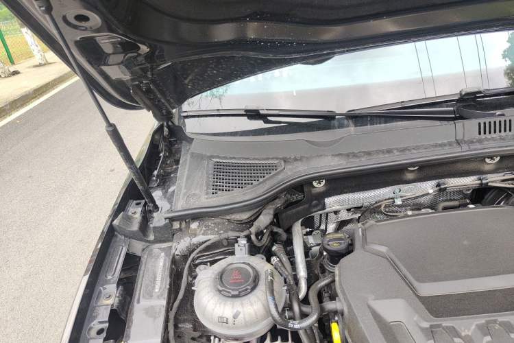 Used Volkswagen Passat 2026 Model, Outstanding 330TSI Xingkong Elite Edition Engine Bay Right