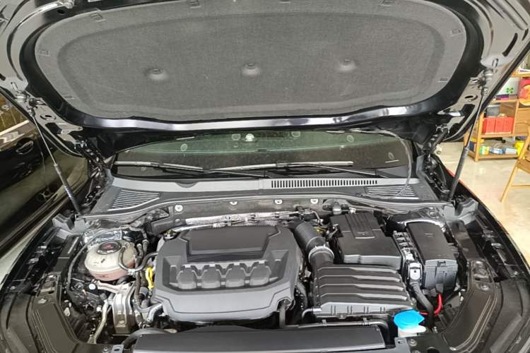 Used Volkswagen Passat 2026 Model, Outstanding 380TSI Xingkong Longteng Edition Engine Bay