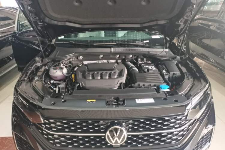 Used Volkswagen Passat 2026 Model, Outstanding 380TSI Xingkong Longteng Edition Engine Bay