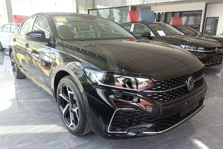 Used Volkswagen Passat 2026 Model, Outstanding 380TSI Xingkong Longteng Edition Exterior 1
