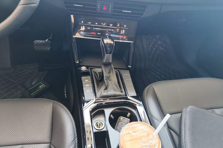 Used Volkswagen Passat 2026 Model, Outstanding 380TSI Xingkong Longteng Edition Gear Lever