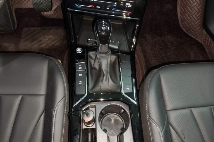 Used Volkswagen Passat 2026 Model, Outstanding 380TSI Xingkong Longteng Edition Gear Lever