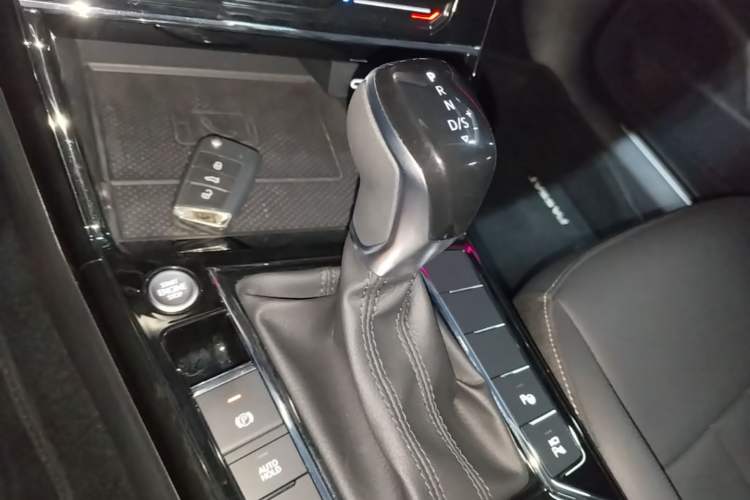 Used Volkswagen Passat 2026 Model, Outstanding 380TSI Xingkong Longyao Edition Gear Lever