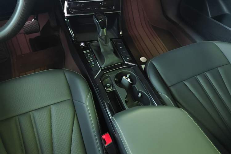 Used Volkswagen Passat 2026 Model, Outstanding 330TSI Elite Edition Gear Lever