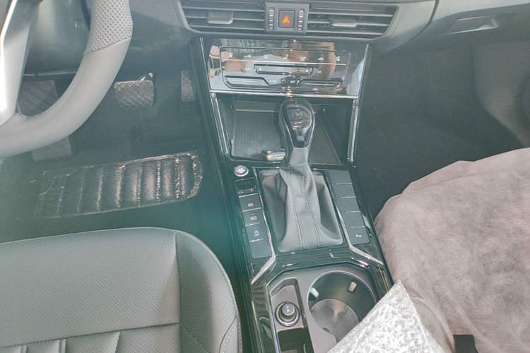 Used Volkswagen Passat 2026 Model, Outstanding 380TSI Xingkong Longteng Edition Gear Lever
