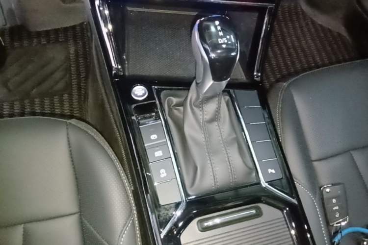 Used Volkswagen Passat 2026 Model, Outstanding 330TSI Elite Edition Gear Lever
