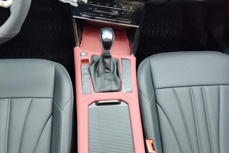 Used Volkswagen Passat 2026 Model, Outstanding 380TSI Xingkong Longteng Edition Gear Lever
