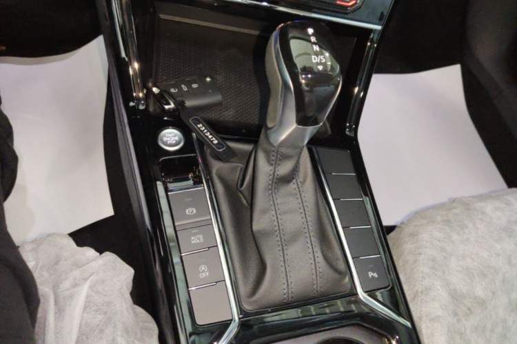 Used Volkswagen Passat 2026 Model, Outstanding 380TSI Xingkong Longteng Edition Gear Lever