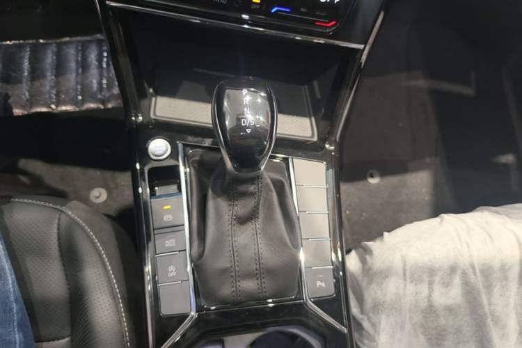 Used Volkswagen Passat 2026 Model, Outstanding 380TSI Xingkong Longteng Edition Gear Lever