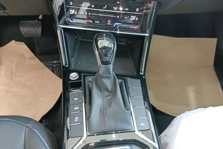 Used Volkswagen Passat 2026 Model, Outstanding 380TSI Xingkong Longteng Edition Gear Lever