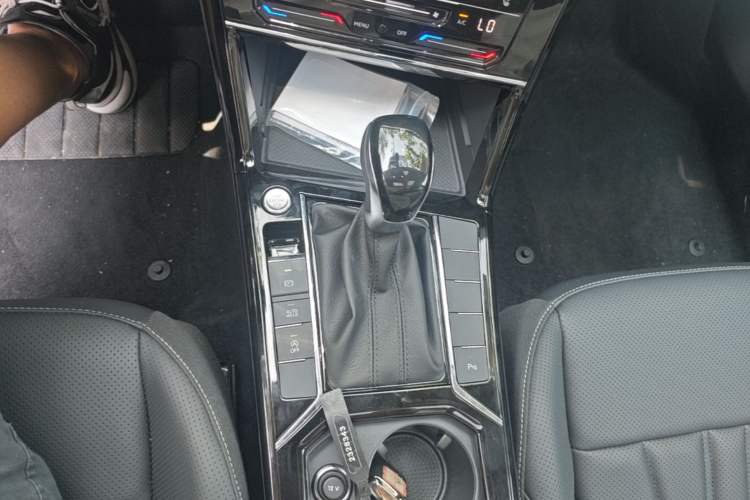 Used Volkswagen Passat 2026 Model, Outstanding 380TSI Xingkong Longteng Edition Gear Lever