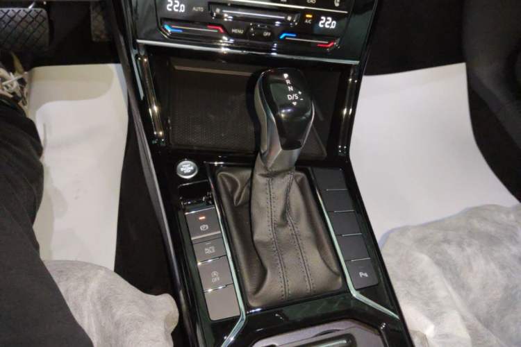 Used Volkswagen Passat 2026 Model, Outstanding 380TSI Xingkong Longteng Edition Gear Lever
