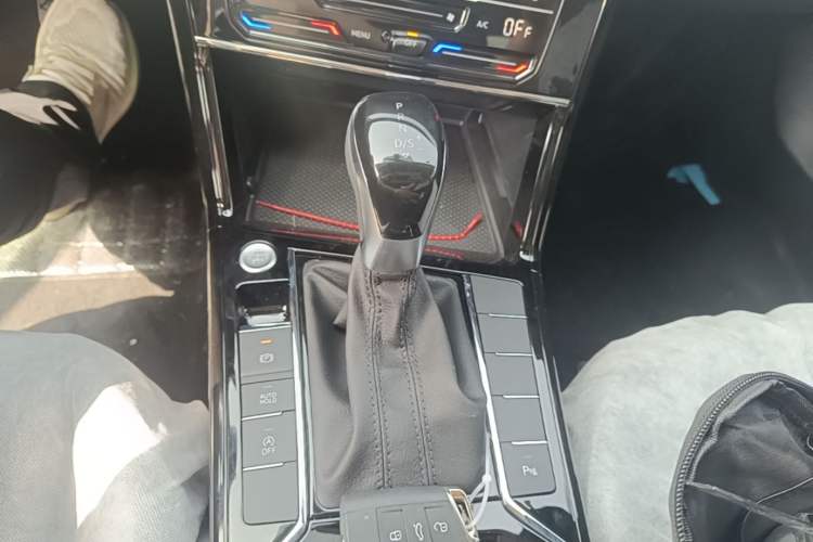 Used Volkswagen Passat 2026 Model, Outstanding 380TSI Longteng Edition Gear Lever