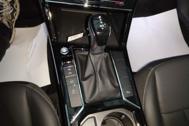Used Volkswagen Passat 2026 Model, Outstanding 380TSI Xingkong Longteng Edition Gear Lever