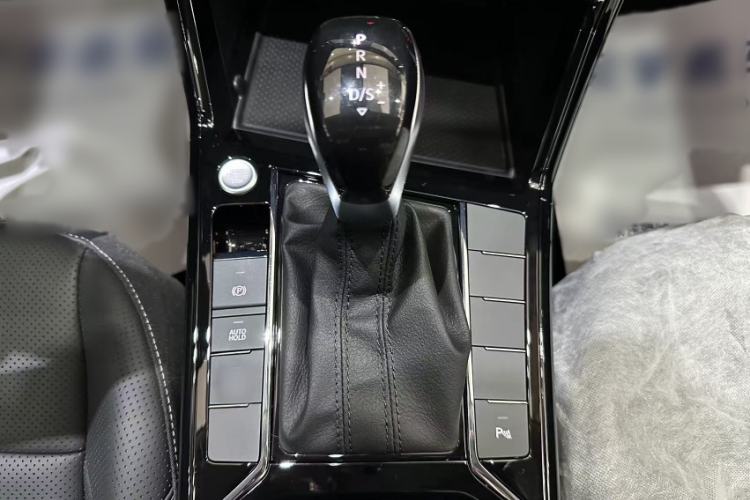 Used Volkswagen Passat 2026 Model, Outstanding 380TSI Xingkong Longteng Edition Gear Lever