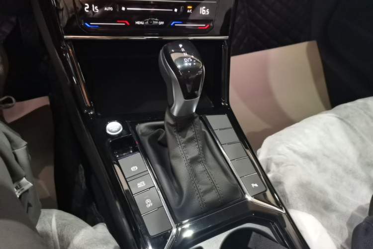 Used Volkswagen Passat 2026 Model, Outstanding 380TSI Xingkong Longteng Edition Gear Lever