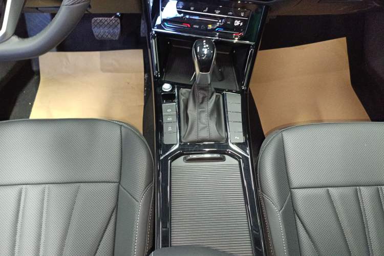 Used Volkswagen Passat 2026 Model, Outstanding 330TSI Elite Edition Gear Lever