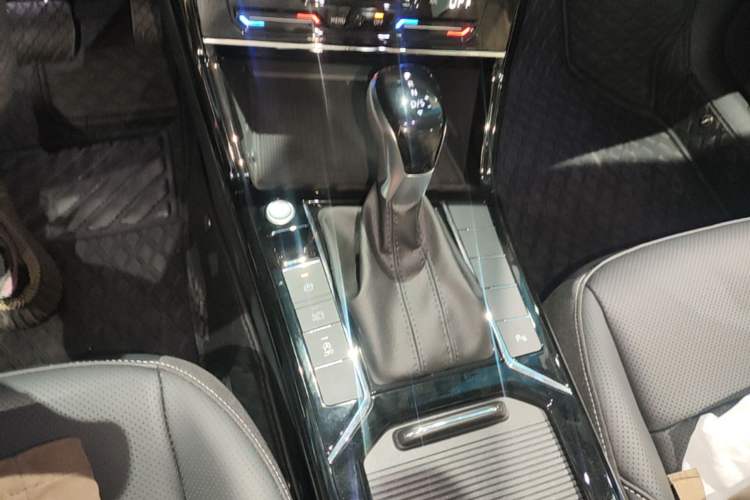 Used Volkswagen Passat 2026 Model, Outstanding 380TSI Xingkong Longteng Edition Gear Lever