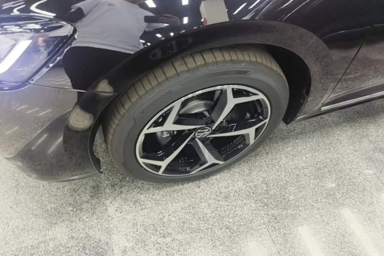 Used Volkswagen Passat 2026 Model, Outstanding 330TSI Xingkong Elite Edition Left Front Wheel Hub