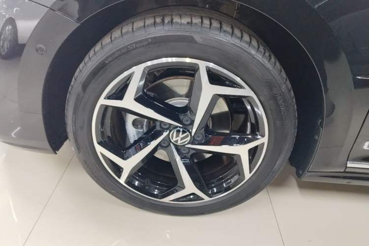 Used Volkswagen Passat 2026 Model, Outstanding 380TSI Xingkong Longyao Edition Left Front Wheel Hub