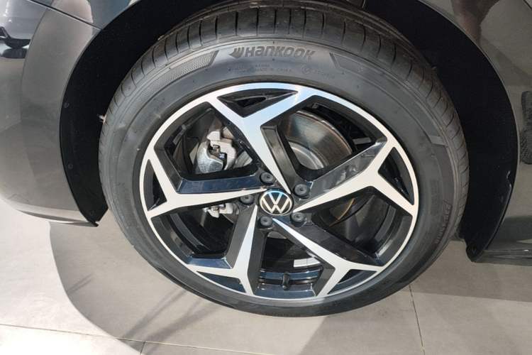 Used Volkswagen Passat 2026 Model, Outstanding 380TSI Xingkong Longteng Edition Left Front Wheel Hub